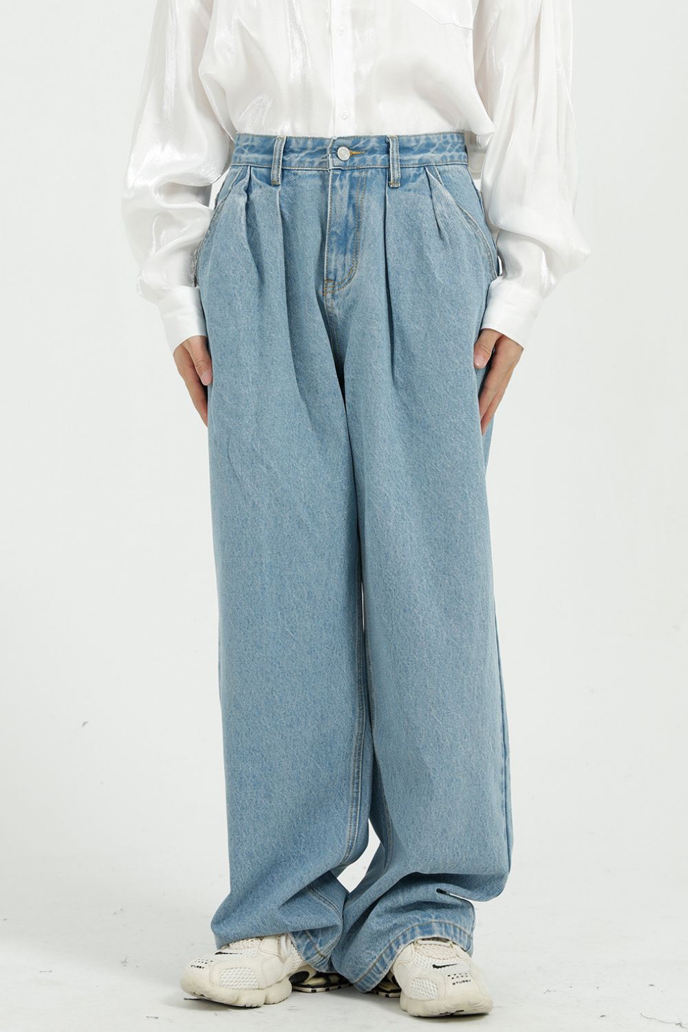 Wide leg jeans with pockets, light blue denim, 95% cotton, no stretch.