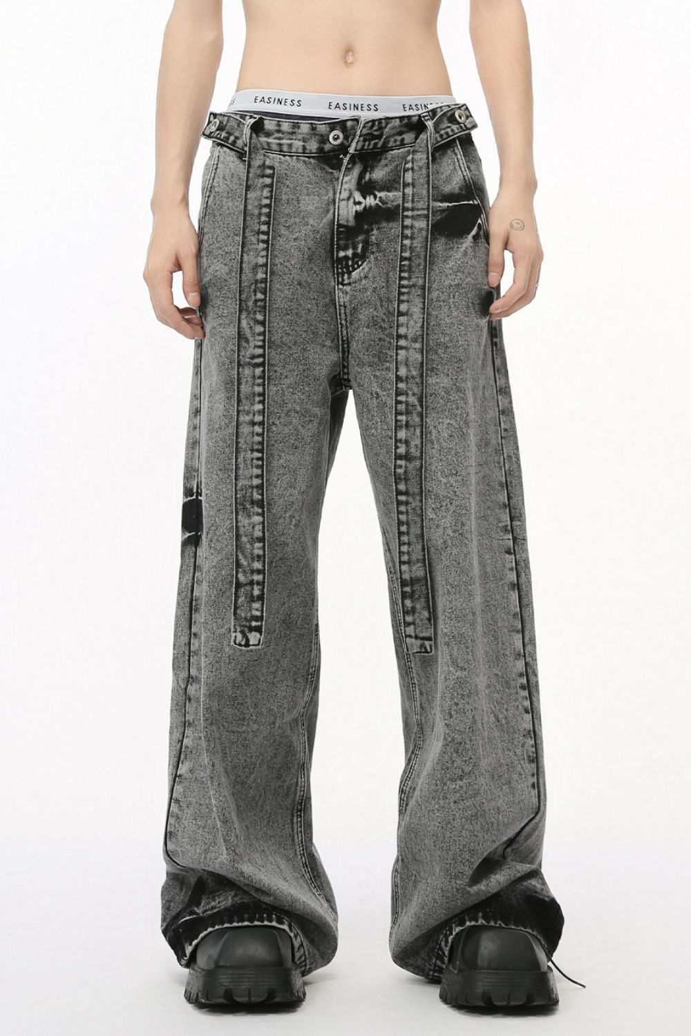 Wide leg jeans with pockets in a basic style, featuring no stretch and a cotton-polyester-viscose blend.