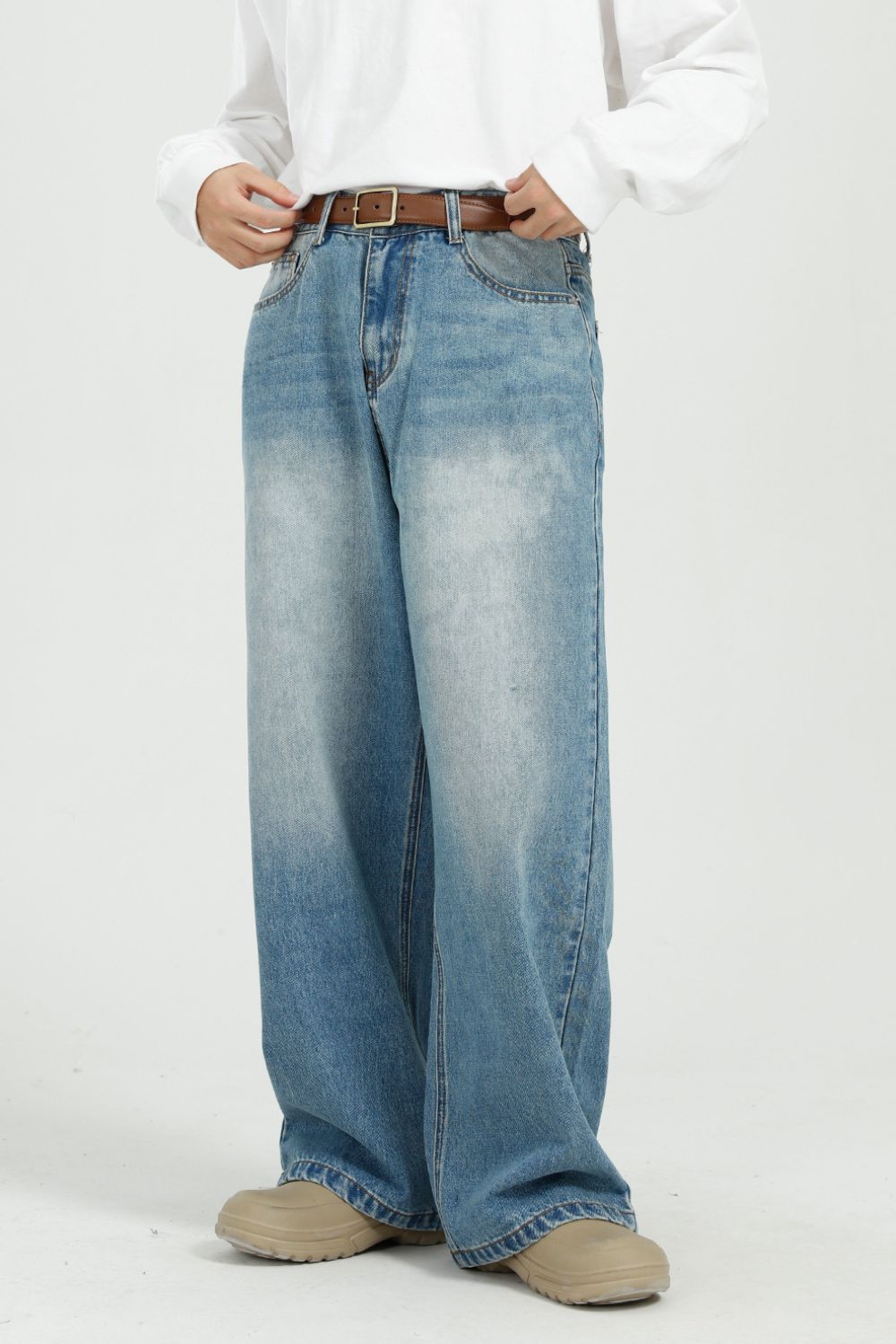 Wide leg jeans with pockets, non-stretch denim, light blue wash.