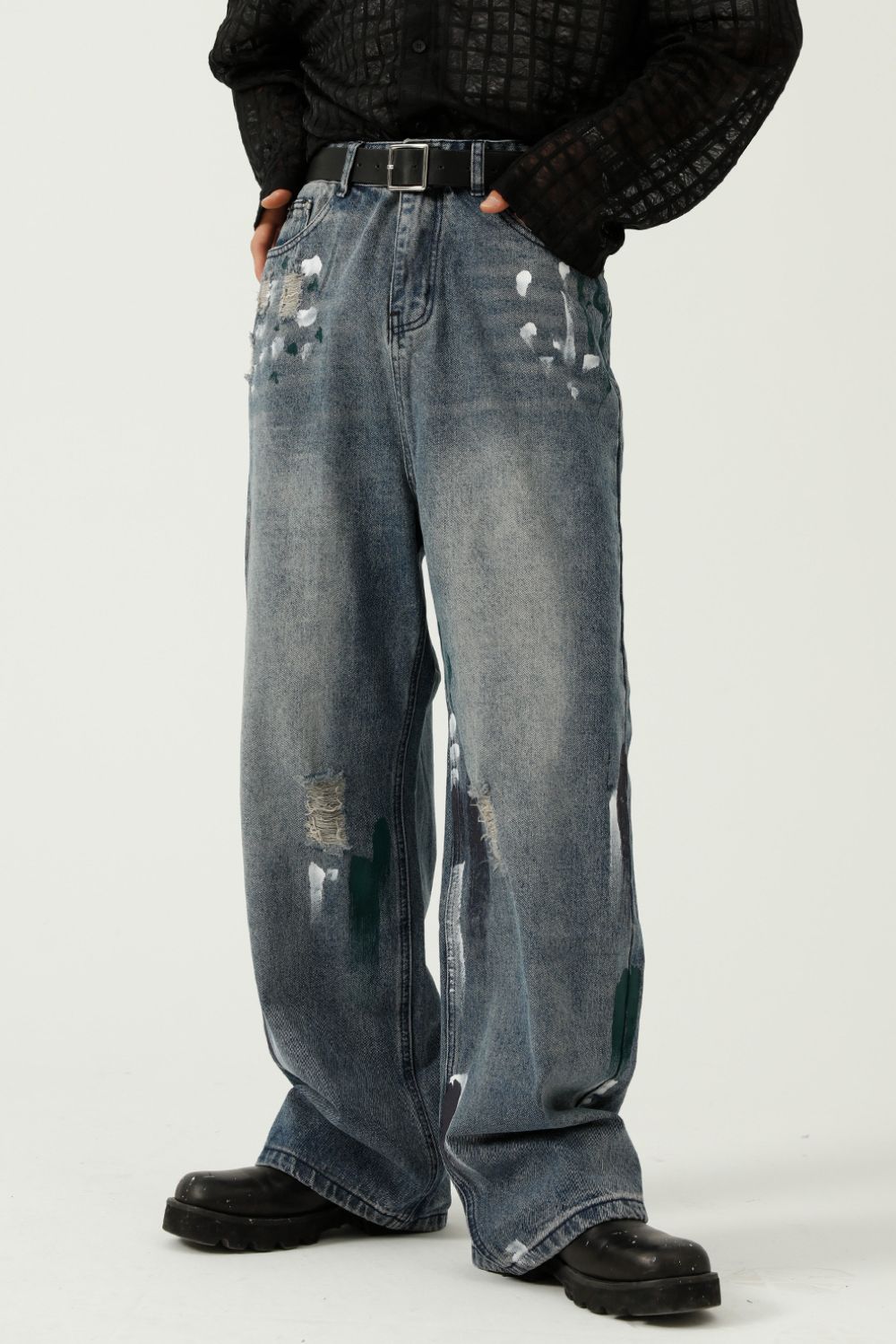 Washed distressed wide-leg jeans, basic style, no stretch, cotton-polyester blend.