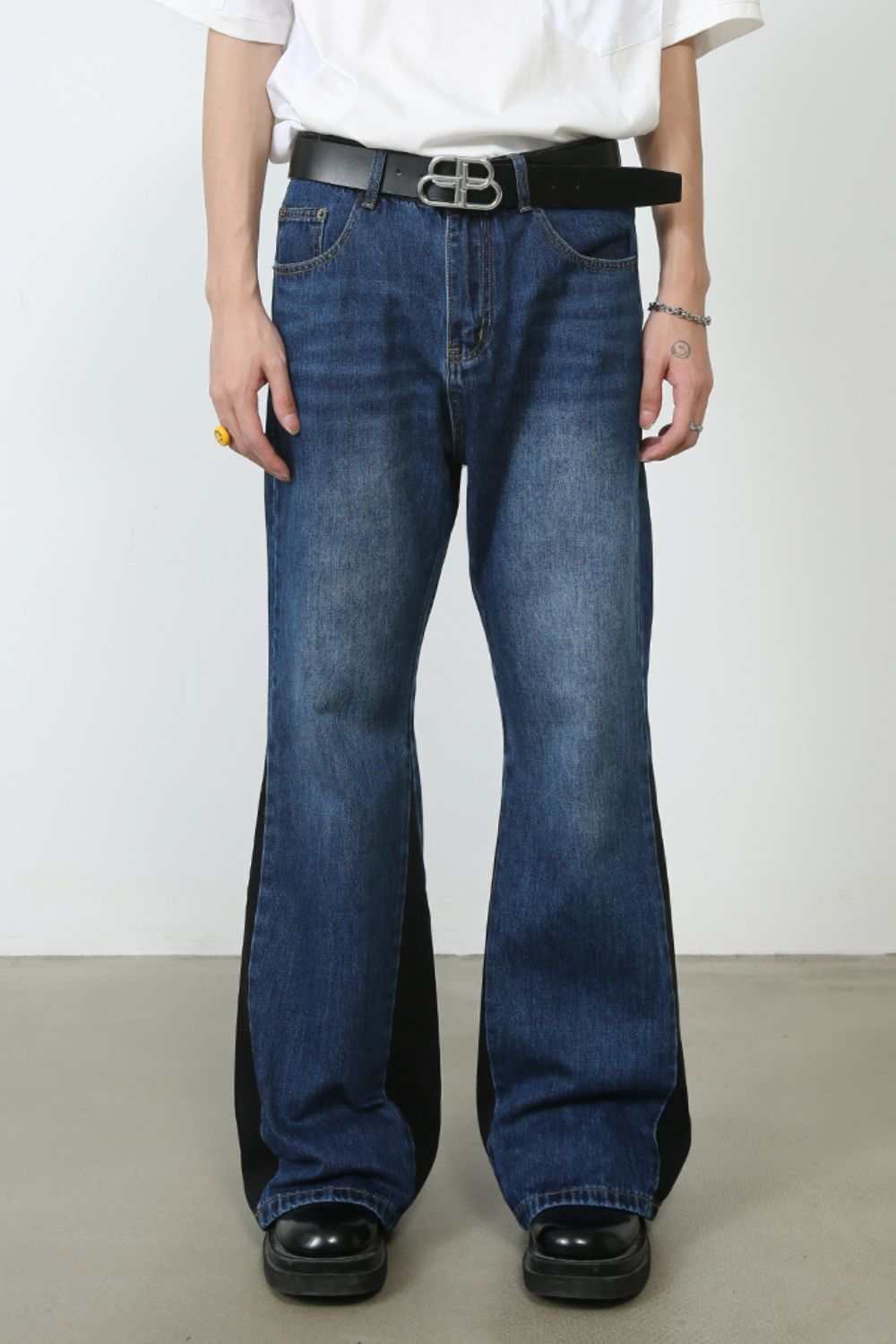 Men's contrast bootcut jeans with pockets, basic style, no stretch, front view.