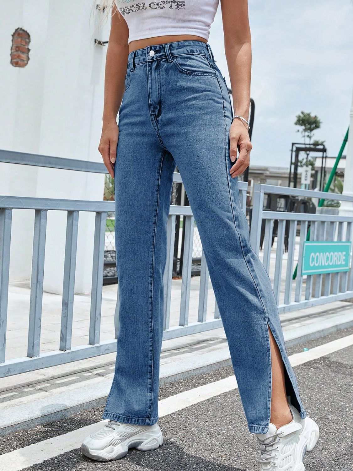 High waist jeans with slit and pockets, blue denim.