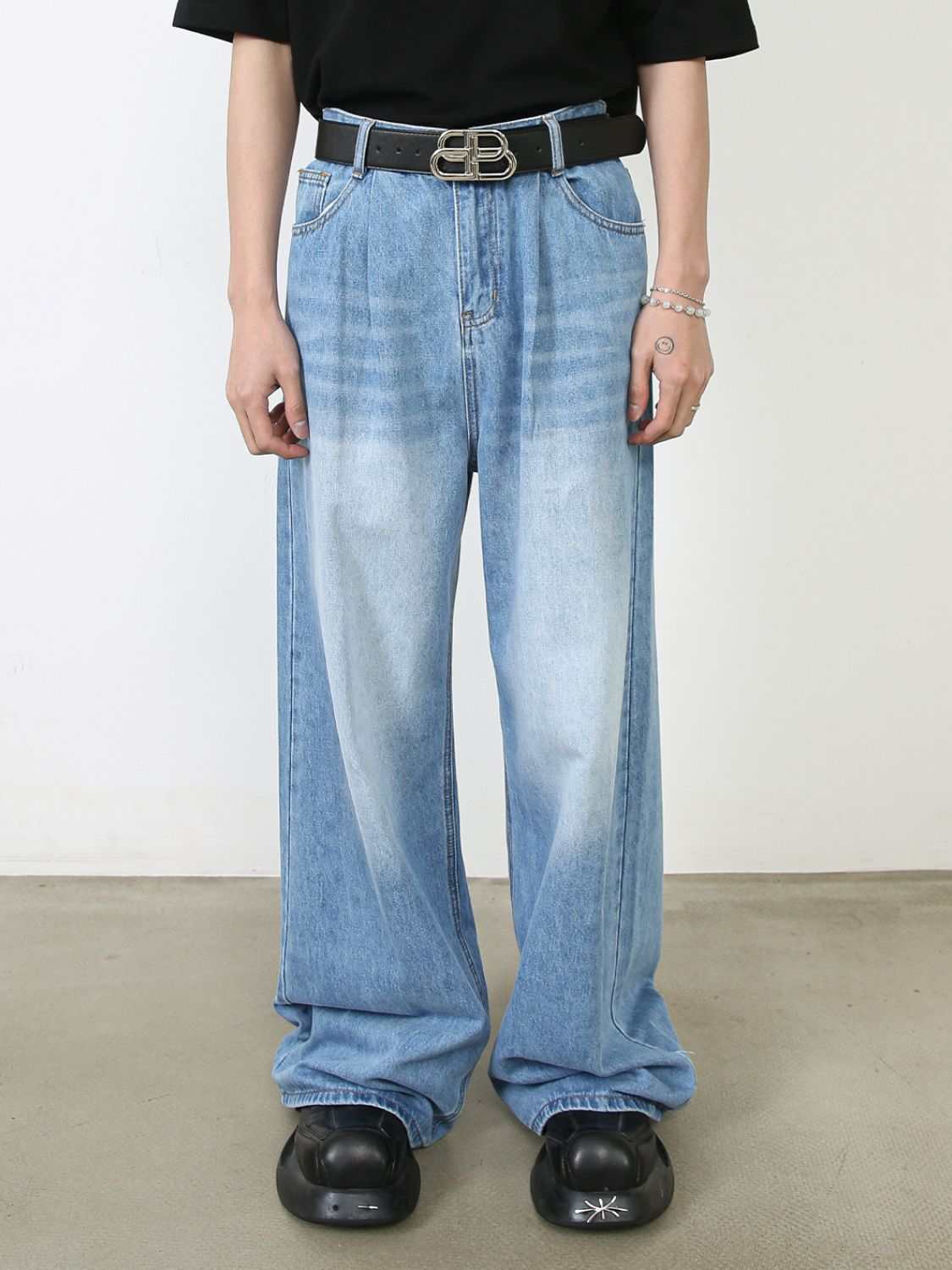 Men's wide leg jeans in light blue denim, slightly stretchy with a basic style.