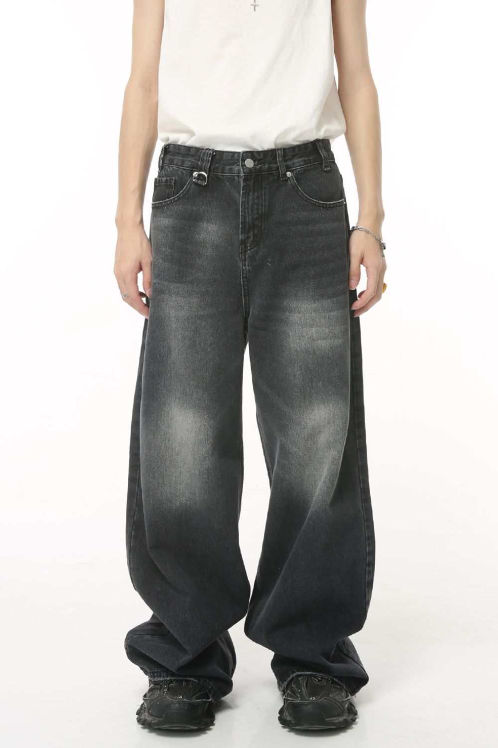 Pocketed wide leg jeans with basic style and no stretch.