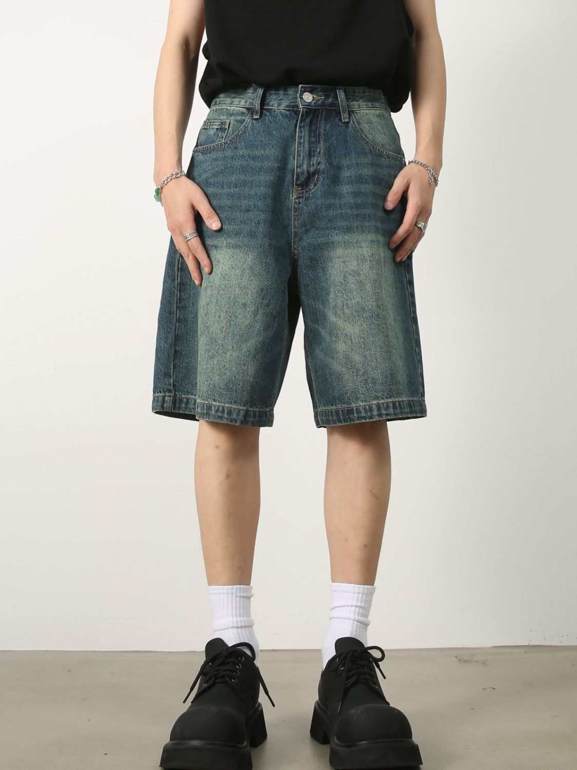 Men's washed denim shorts with pockets, cotton material, basic style.