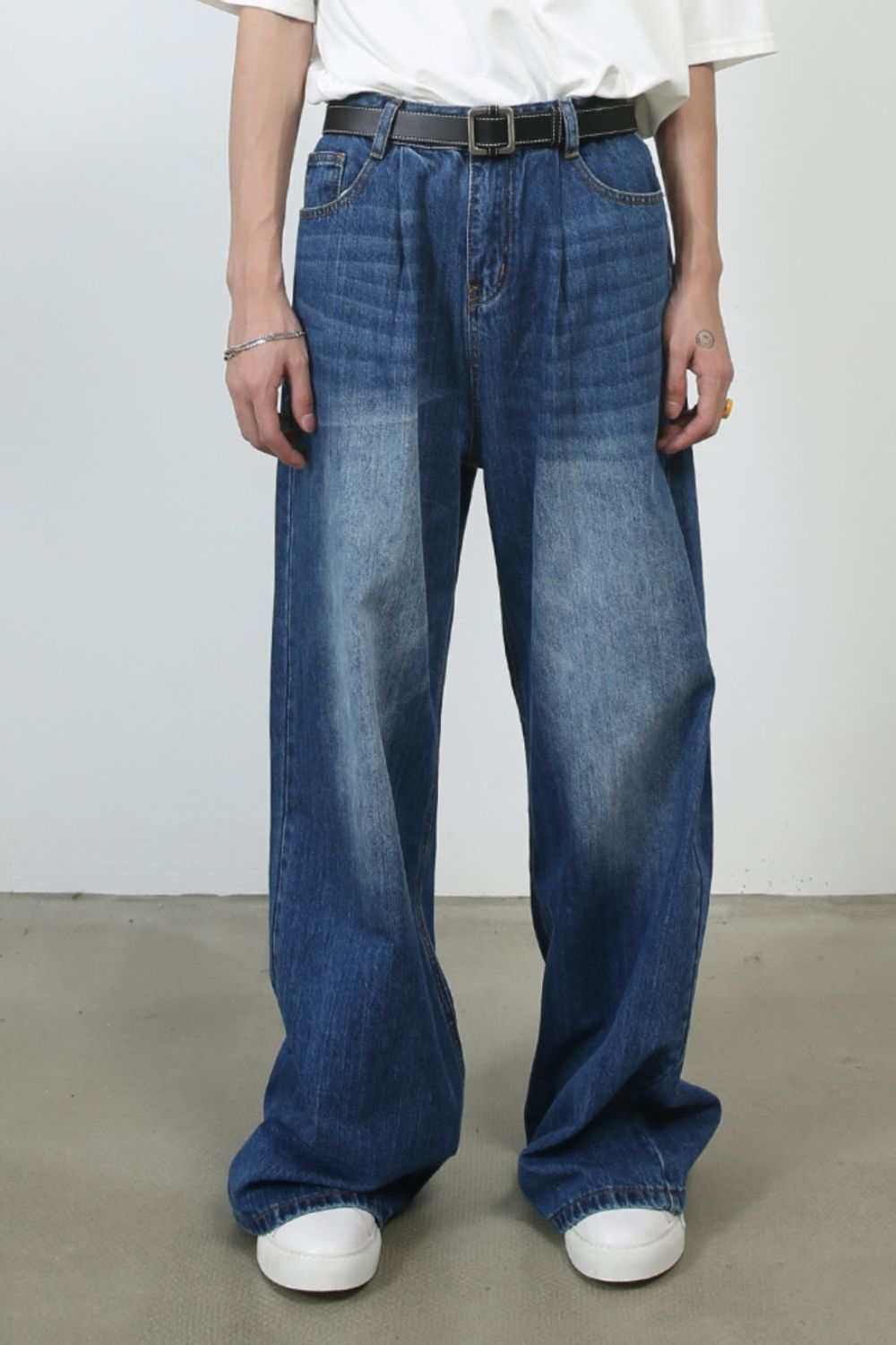 Men's baggy jeans with pockets, no stretch, cotton blend, basic style.