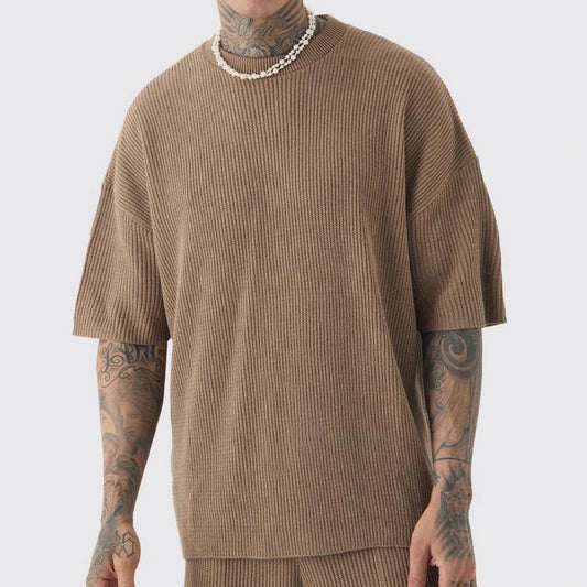 Beach casual street wear men’s outfit set with short sleeves and elastic waist.