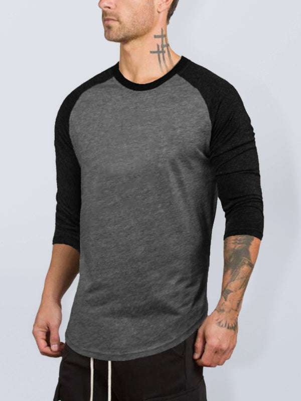 Sporty contrast raglan T-shirt for men with three-quarter sleeves and round neck.