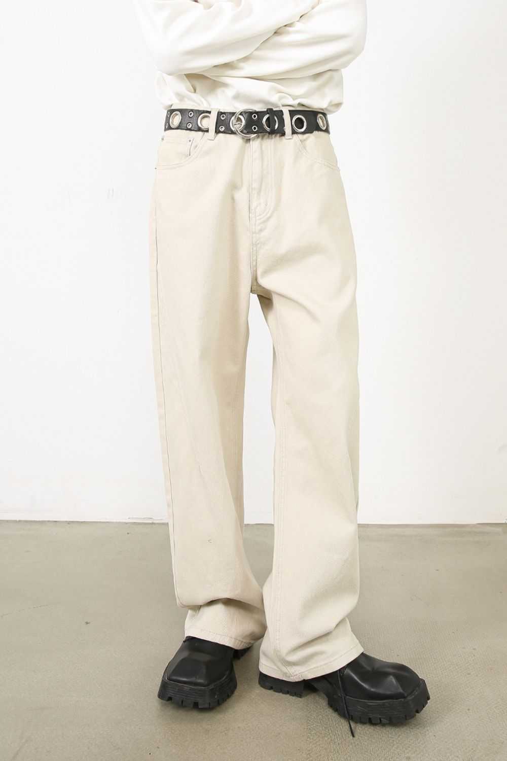Men's baggy jeans with pockets and no stretch, made of 100% cotton.