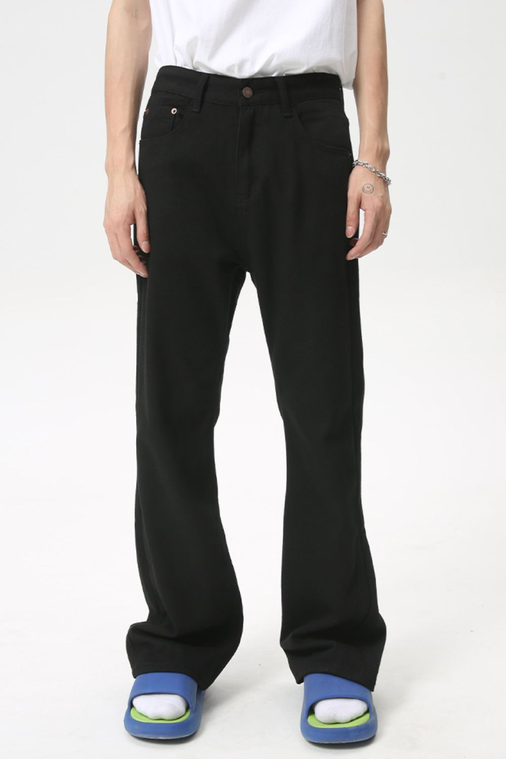 Mid rise jeans with pockets, basic style, no stretch, black color.