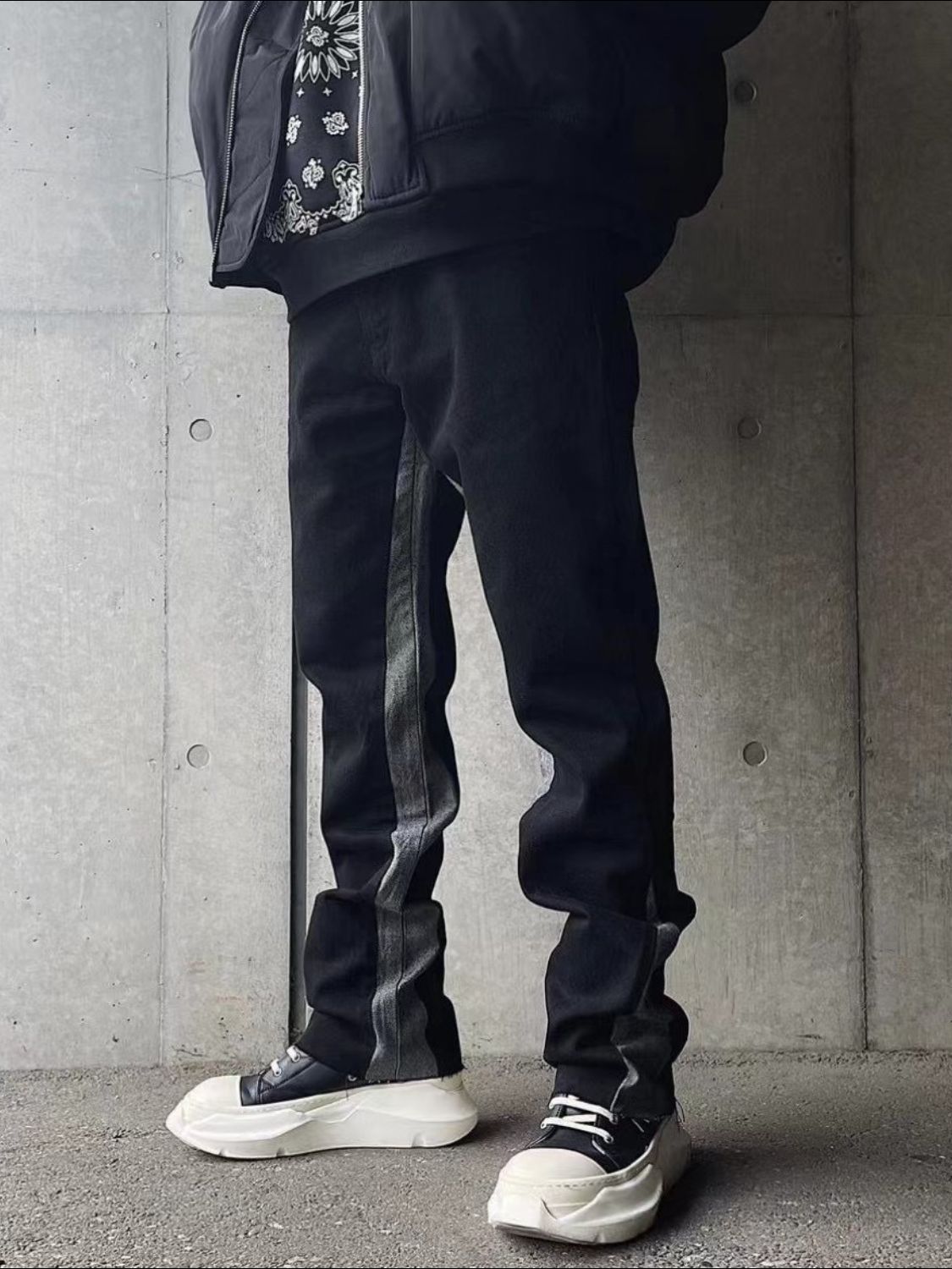 Men's contrast bootcut jeans with no stretch, featuring a basic style, made of 95% cotton and 5% polyester.