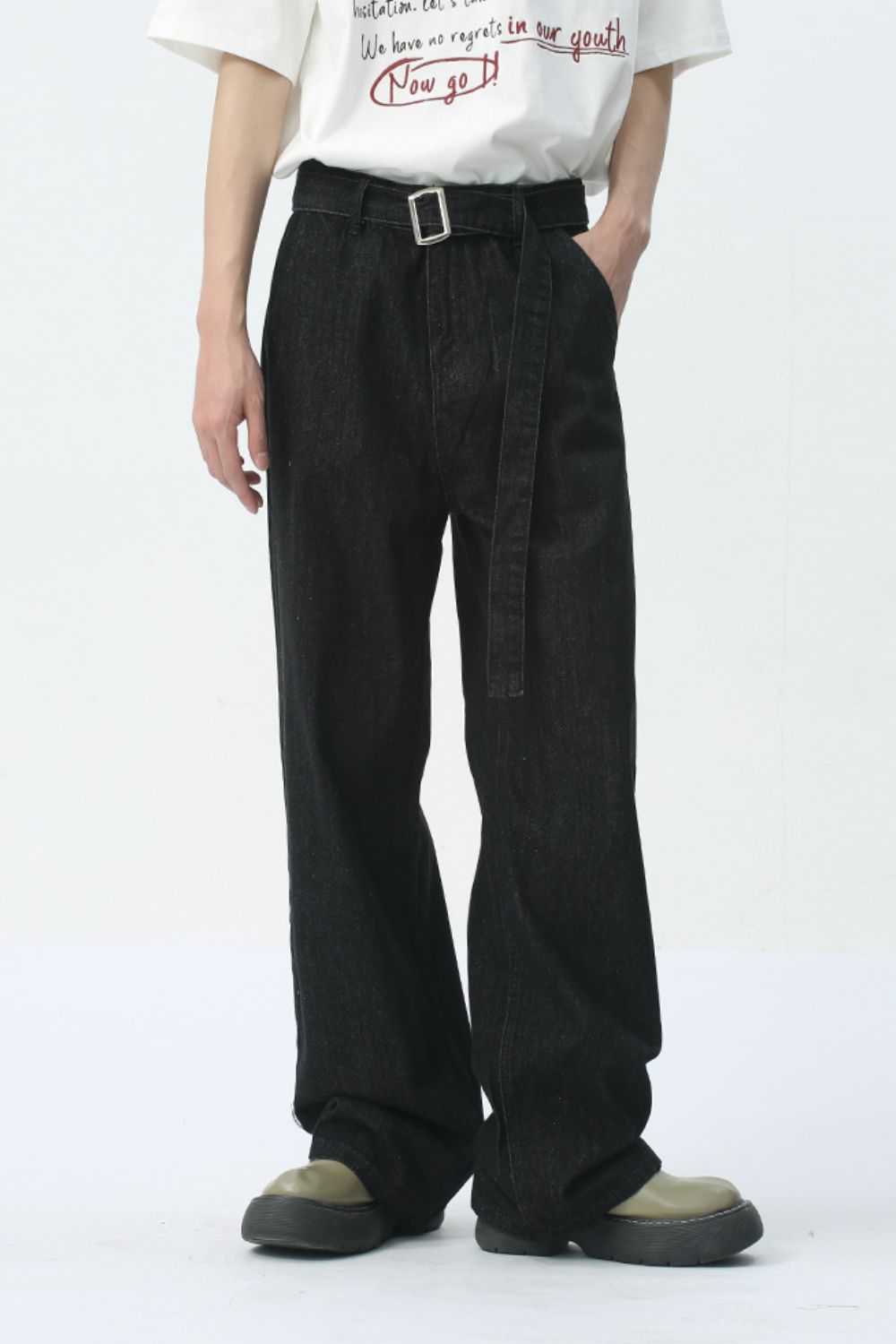 Baggy jeans with pockets in black, made of cotton blend, no stretch, casual style.