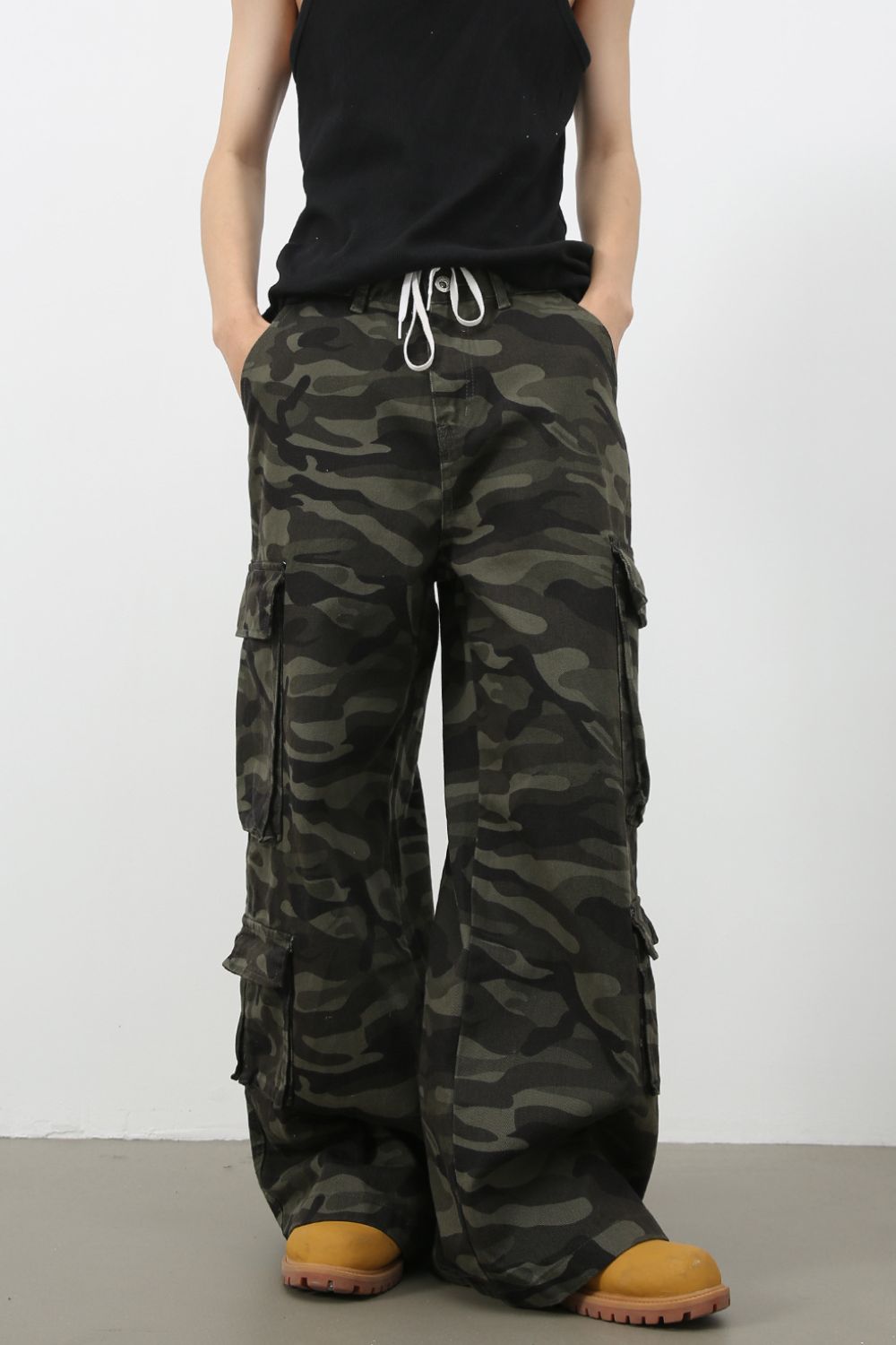 Men's camouflage wide leg jeans with cargo pockets, 100% cotton.