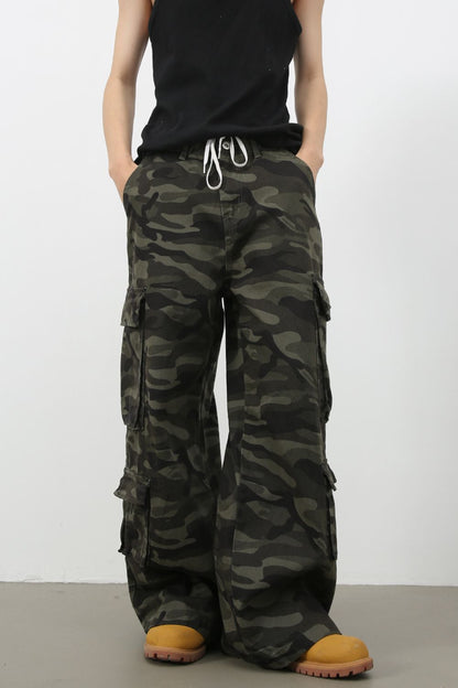 Men's camouflage wide leg jeans with cargo pockets, 100% cotton.