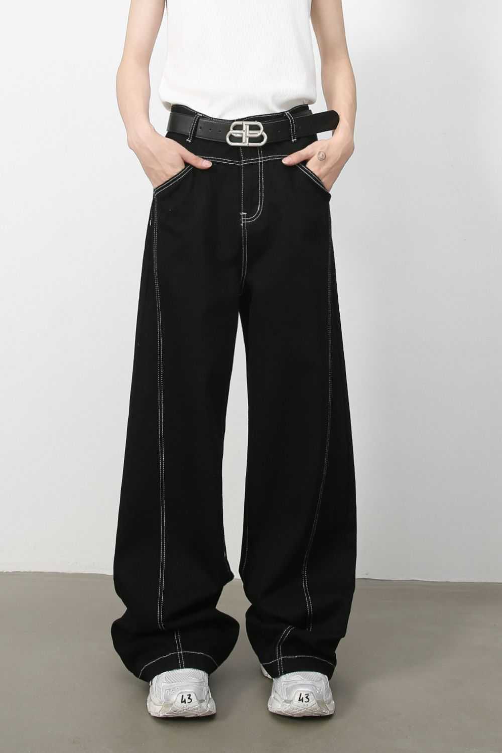 Men's loose fit jeans in black, featuring basic style, no stretch, and composed of cotton, polyester, and viscose.