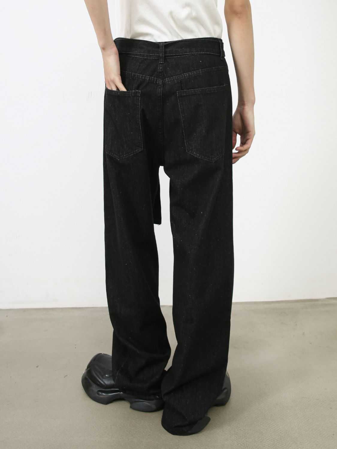Men's loose fit jeans with pockets in black, slightly stretchy fabric.