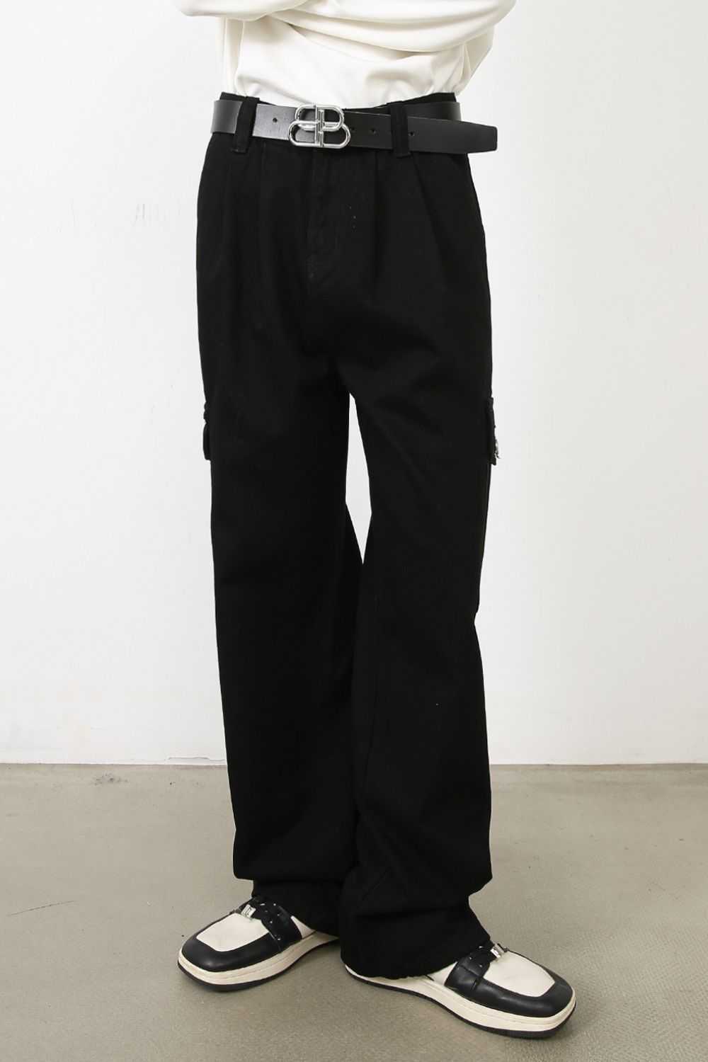 Men's mid-rise jeans in black with basic style and pockets.