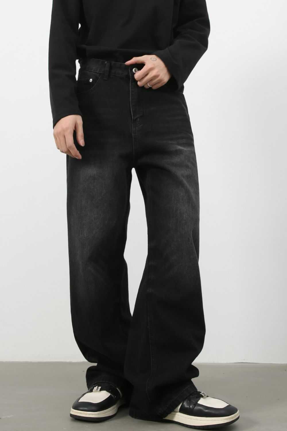 Men's mid rise wide leg jeans, basic style, cat's whisker detailing.