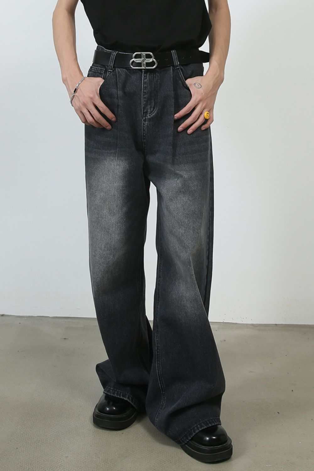 Men's wide leg jeans in dark denim, basic style without stretch, made from cotton blend.