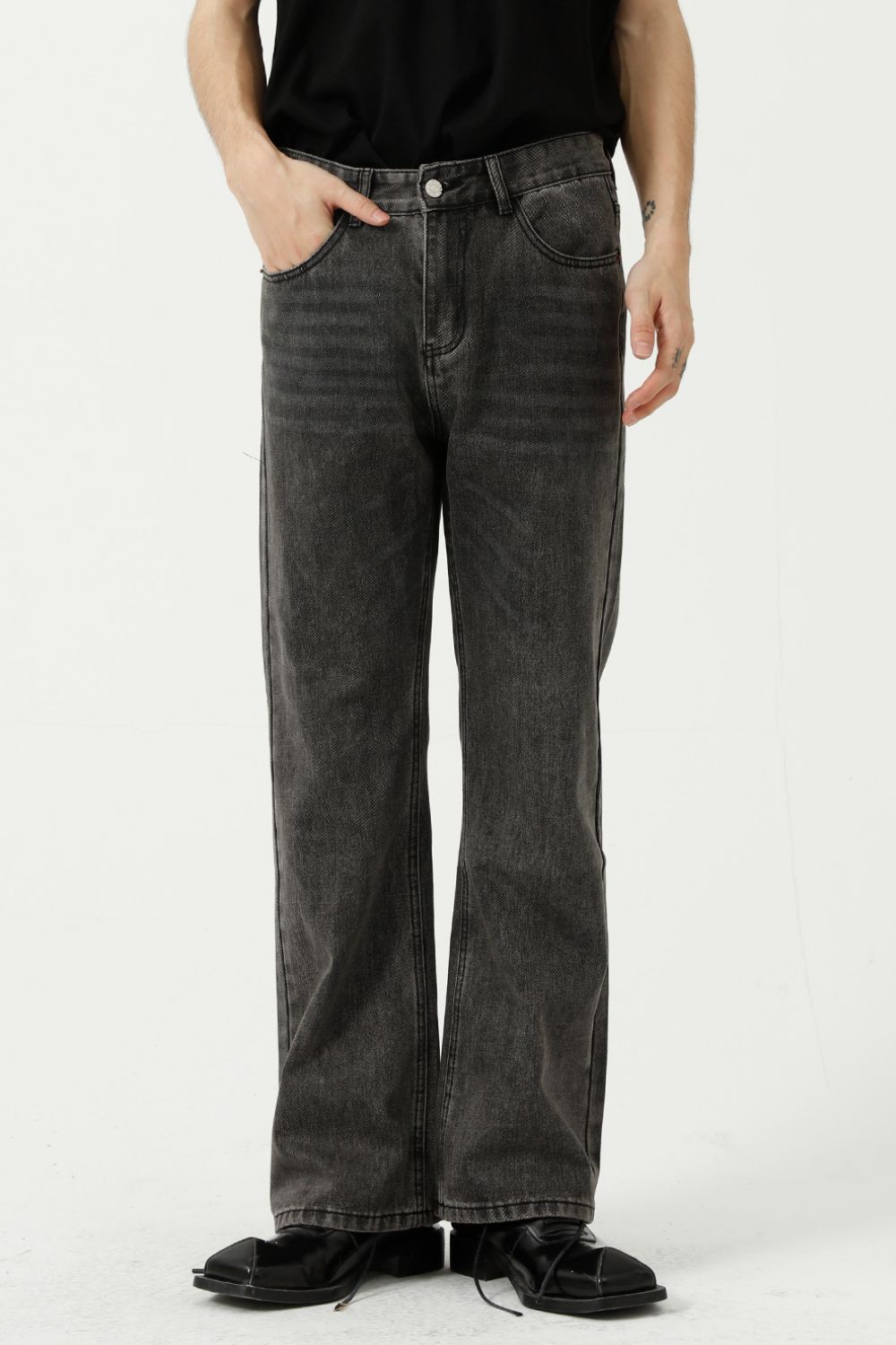 Mid rise jeans with pockets, no stretch, cotton-polyester blend.
