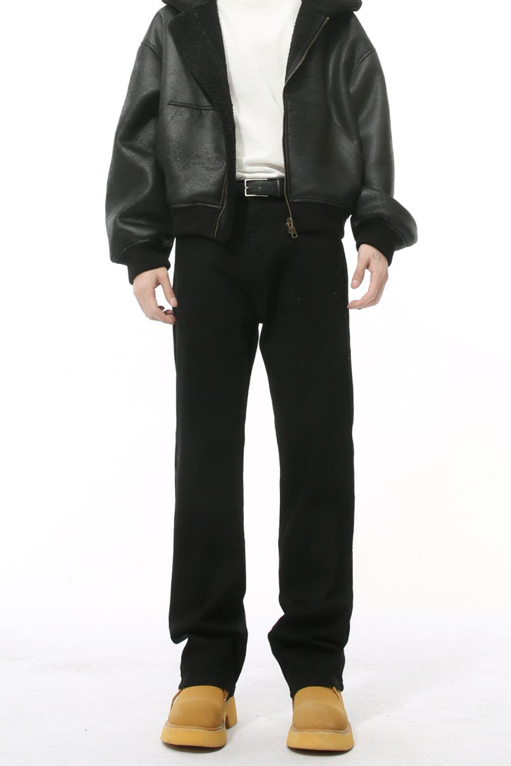 Mid rise jeans with pockets, basic style, no stretch, black color.