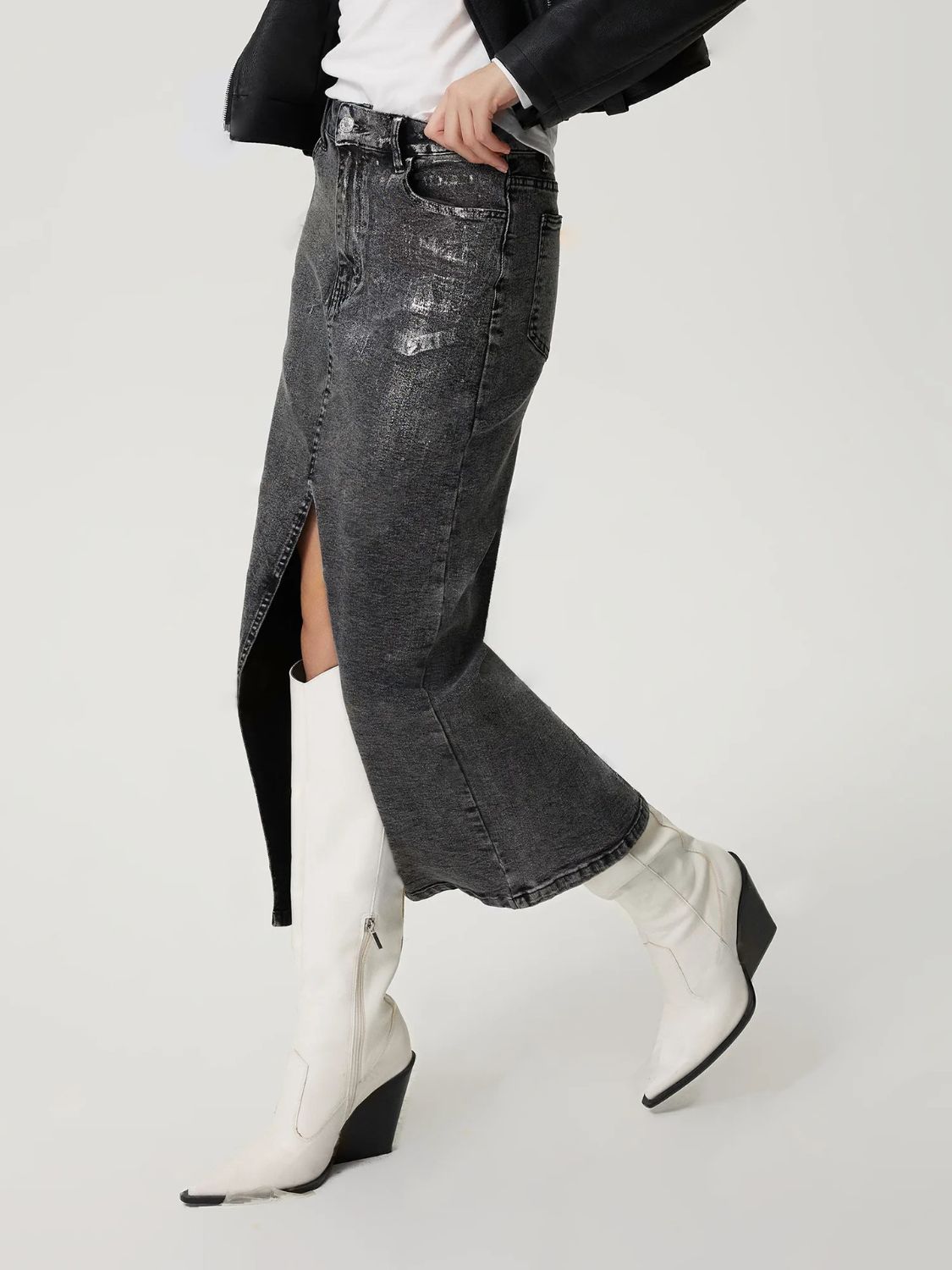 Midi denim skirt with slit and pockets, non-stretch fabric.