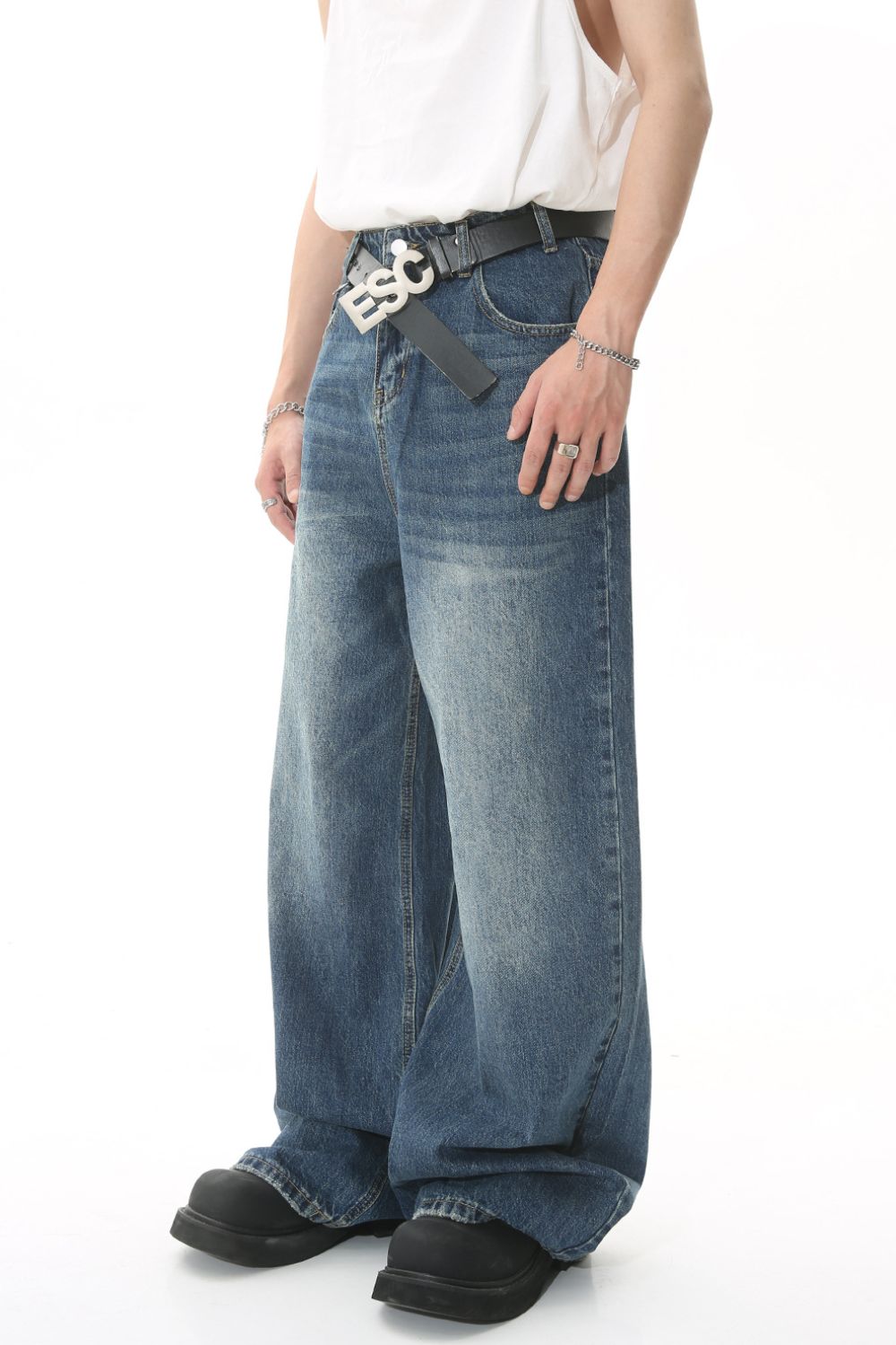 Wide leg jeans with pockets and no stretch in denim.