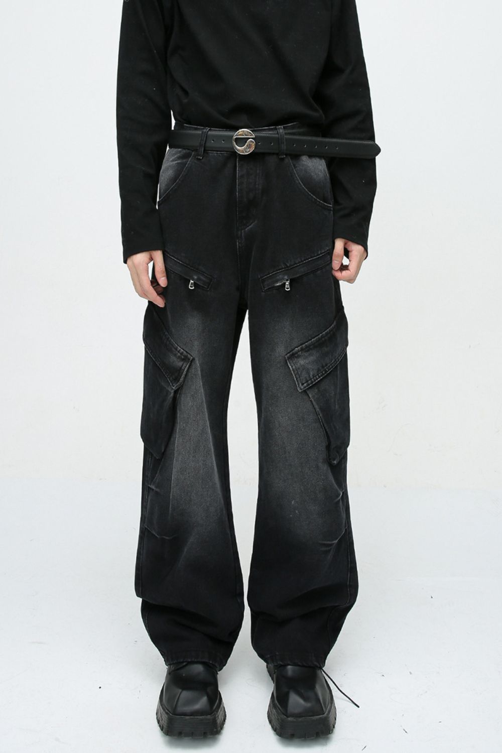 Baggy jeans with cargo pockets, no stretch, cotton blend material.
