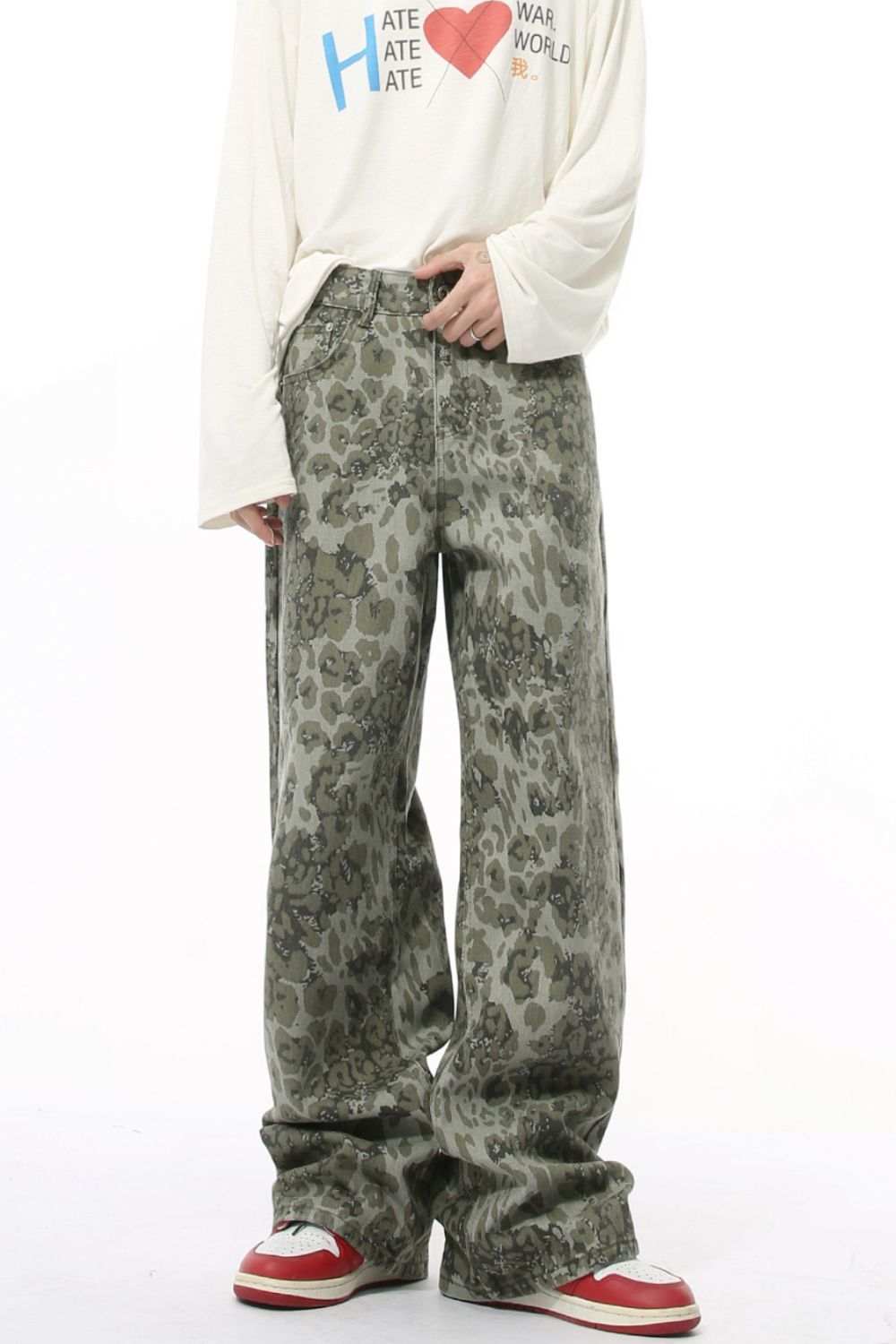 Camouflage jeans with pockets, made of cotton blend, non-stretch, basic style.