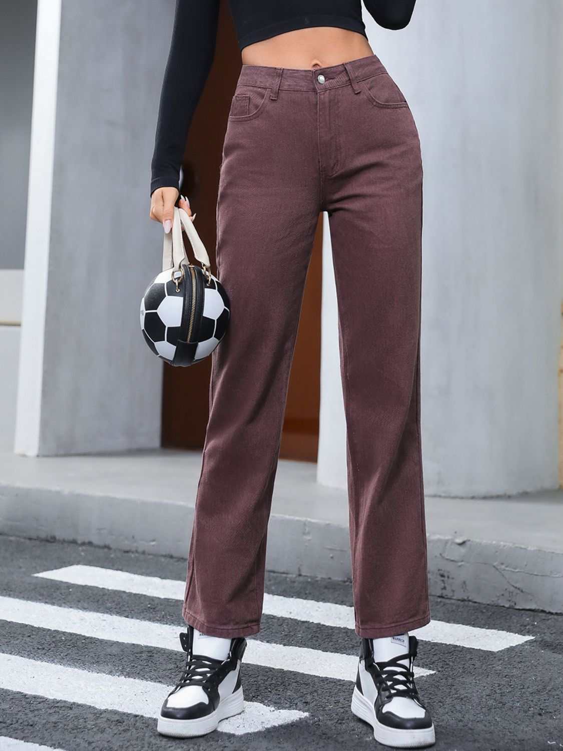 Straight leg jeans with pockets in brown color, buttoned design, slightly stretchy, cotton-polyester blend.