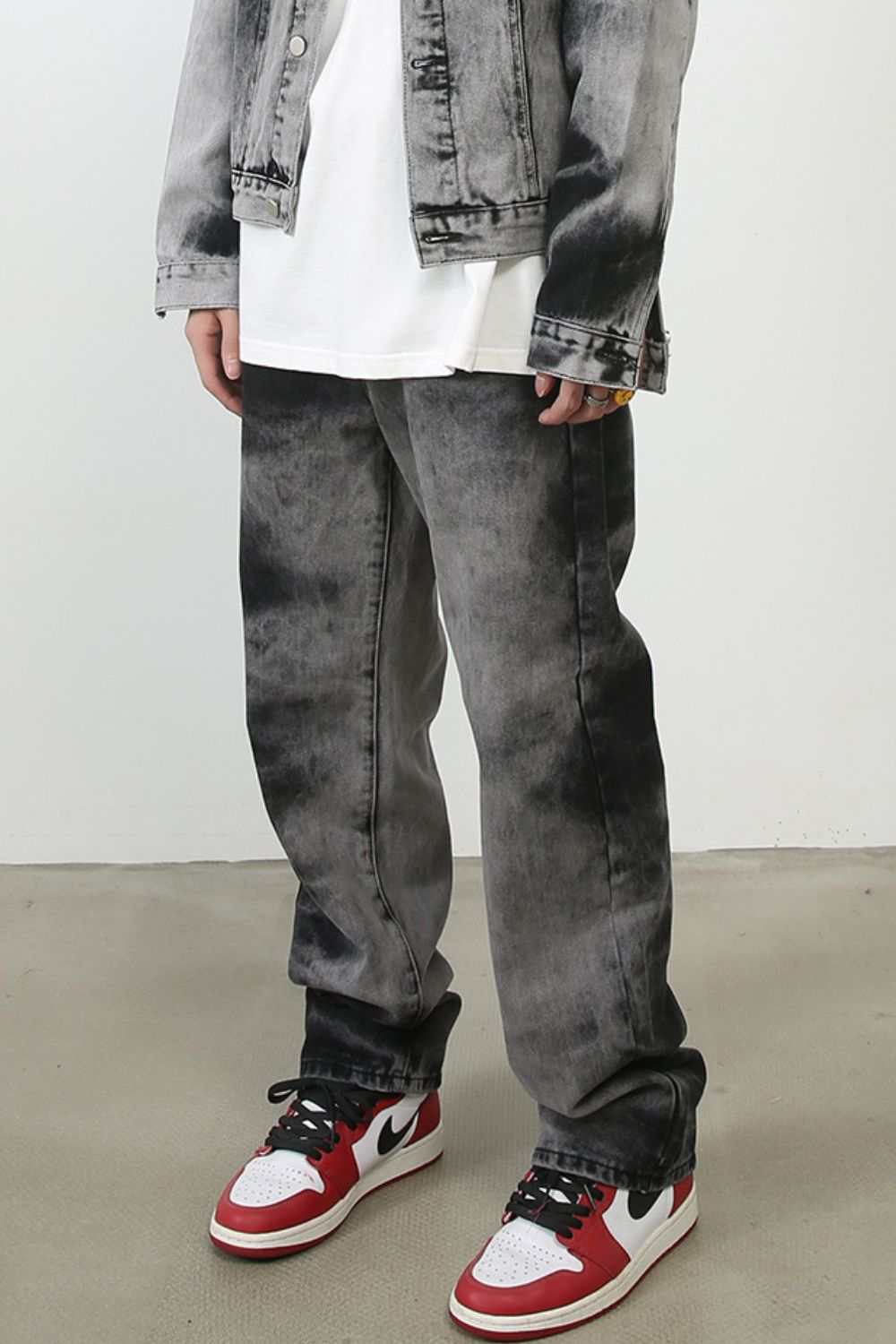 Men's tie dye baggy jeans with pockets, basic style, in black and gray.