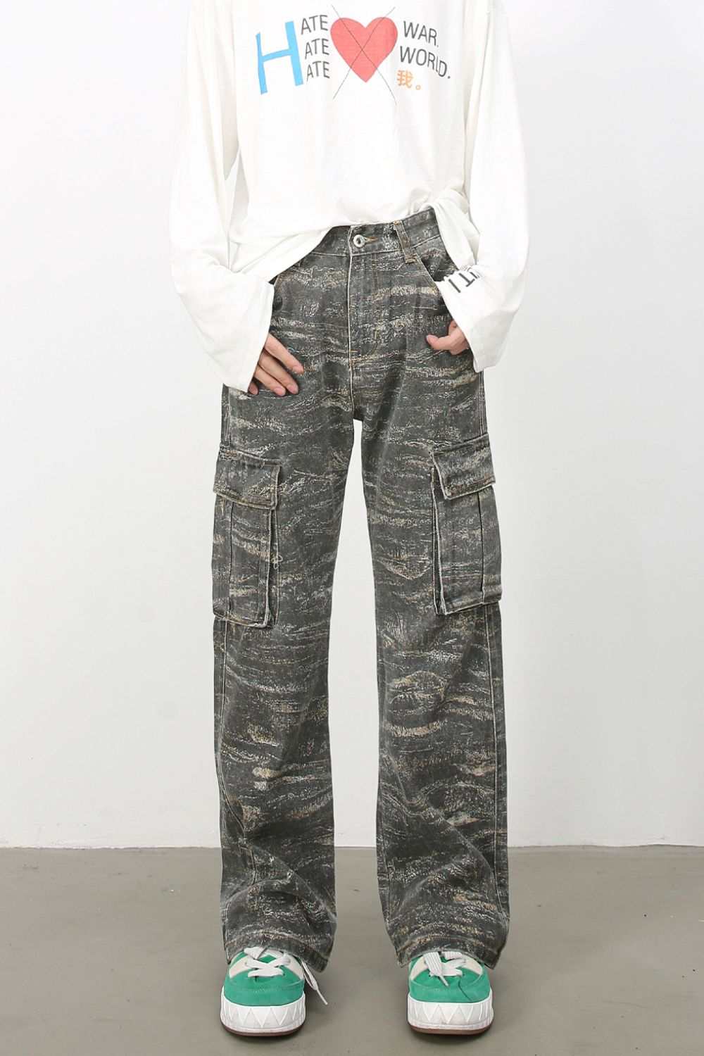 Men's baggy jeans with cargo pockets in gray, 100% cotton fabric.