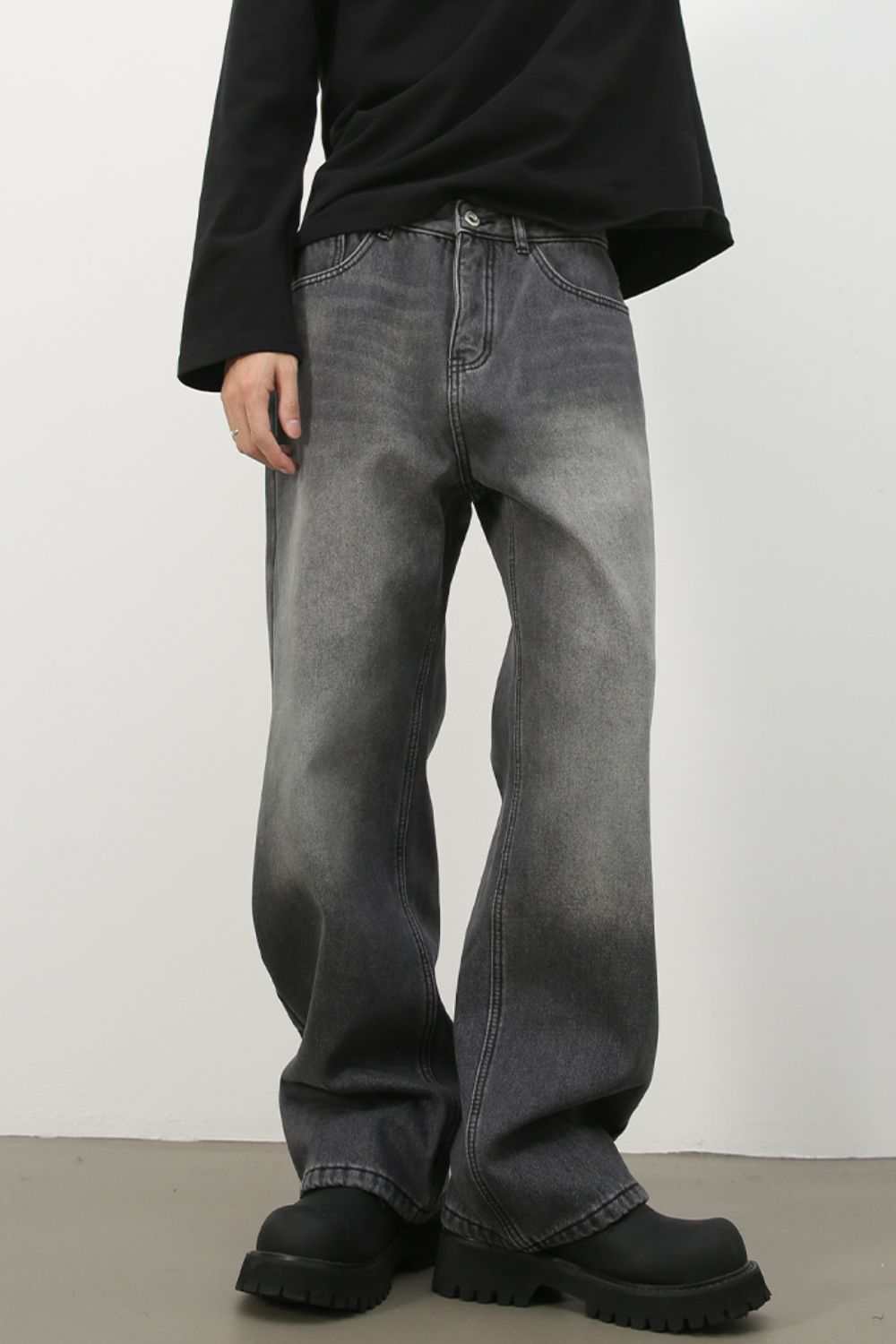 Men's loose fit jeans with pockets, washed style, cotton-viscose blend.