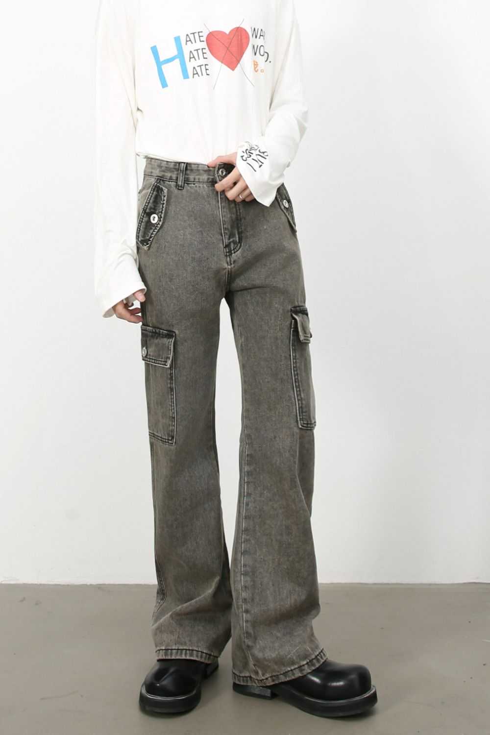 Men's straight leg jeans with cargo pockets, no stretch, cotton-polyester blend.