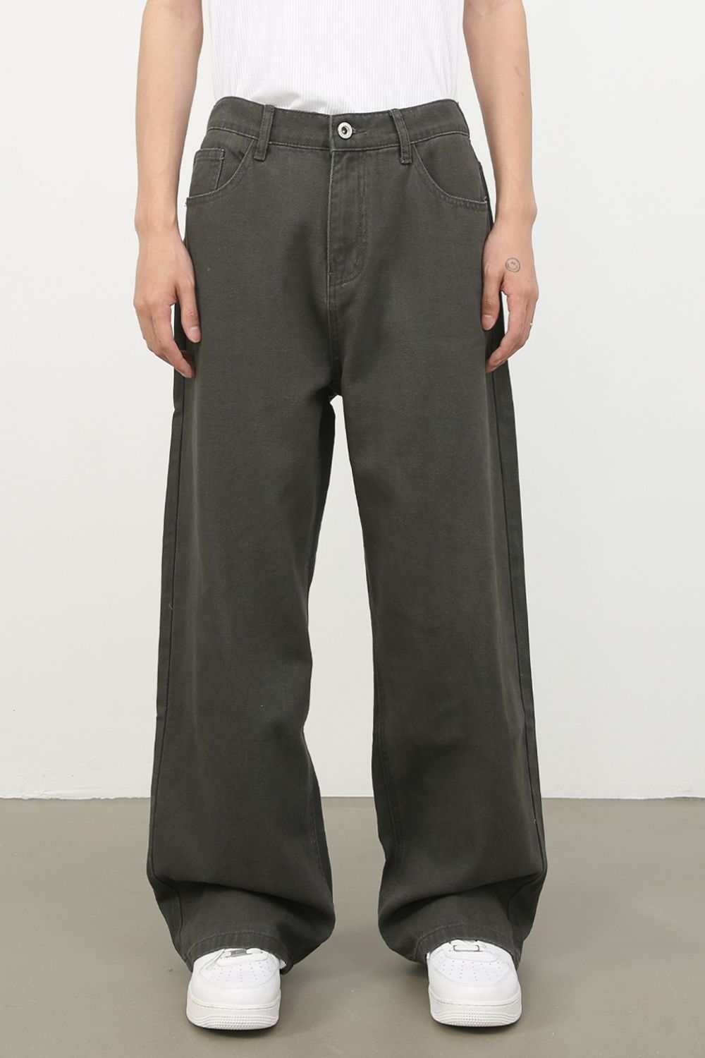 Men's half elastic waist jeans with pockets in 100% cotton.