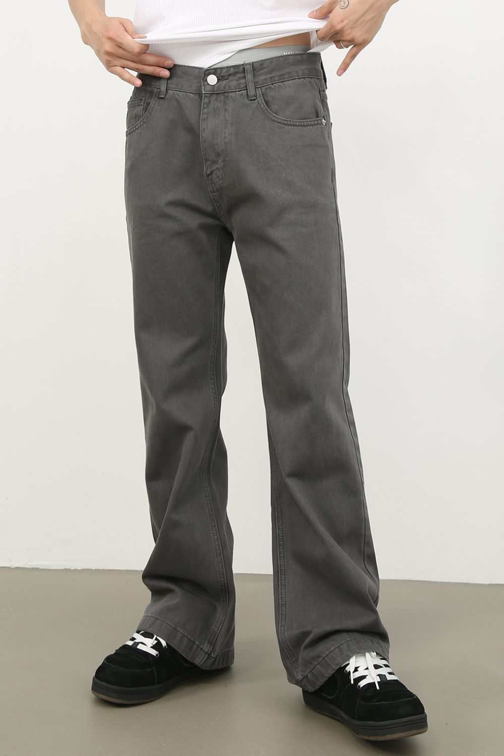 Men's mid rise jeans with pockets, 100% cotton, basic style, in gray.