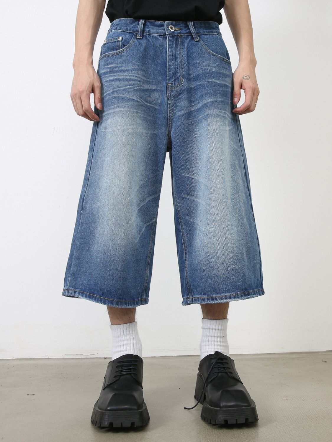 Men's washed denim shorts with pockets, basic style, buttoned, non-stretch, cotton-viscose blend.