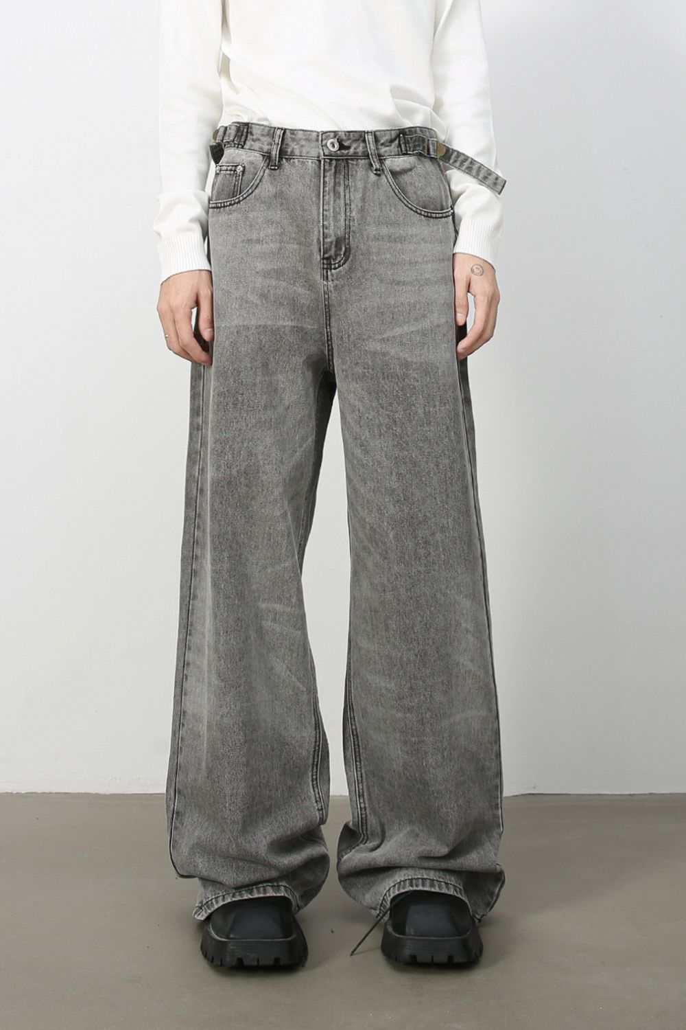 Men's wide leg jeans with pockets, grey, non-stretch material.
