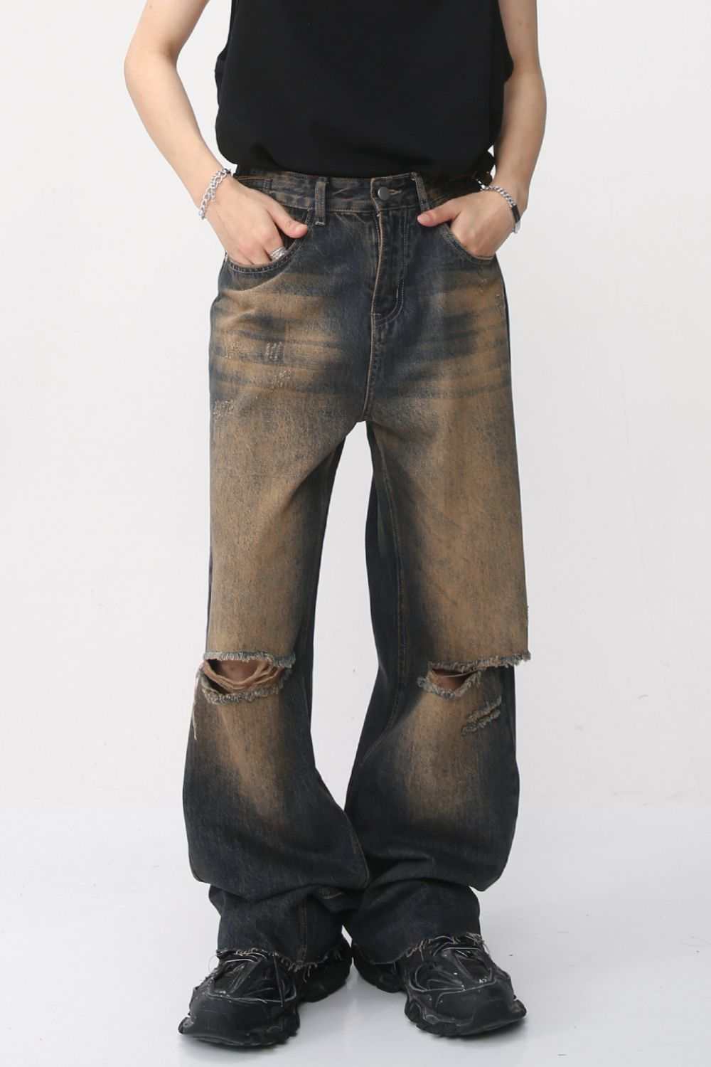 Distressed wide leg jeans with ripped knees, no stretch, 90% cotton material.