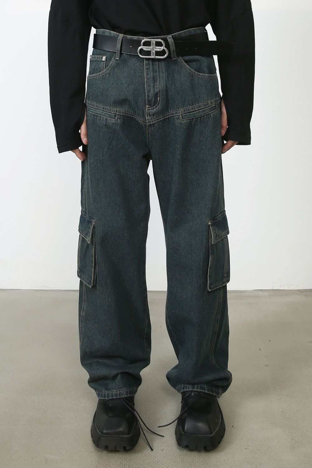 Men's baggy jeans with cargo pockets in dark denim, no stretch.