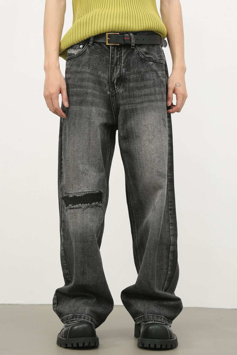 Men's distressed jeans with pockets, basic style, no stretch, cotton-blend fabric.