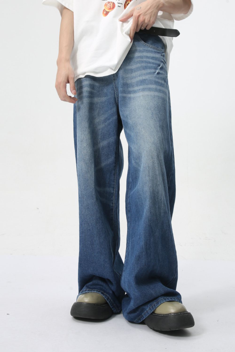 Wide leg men's jeans with pockets, basic style, no stretch.