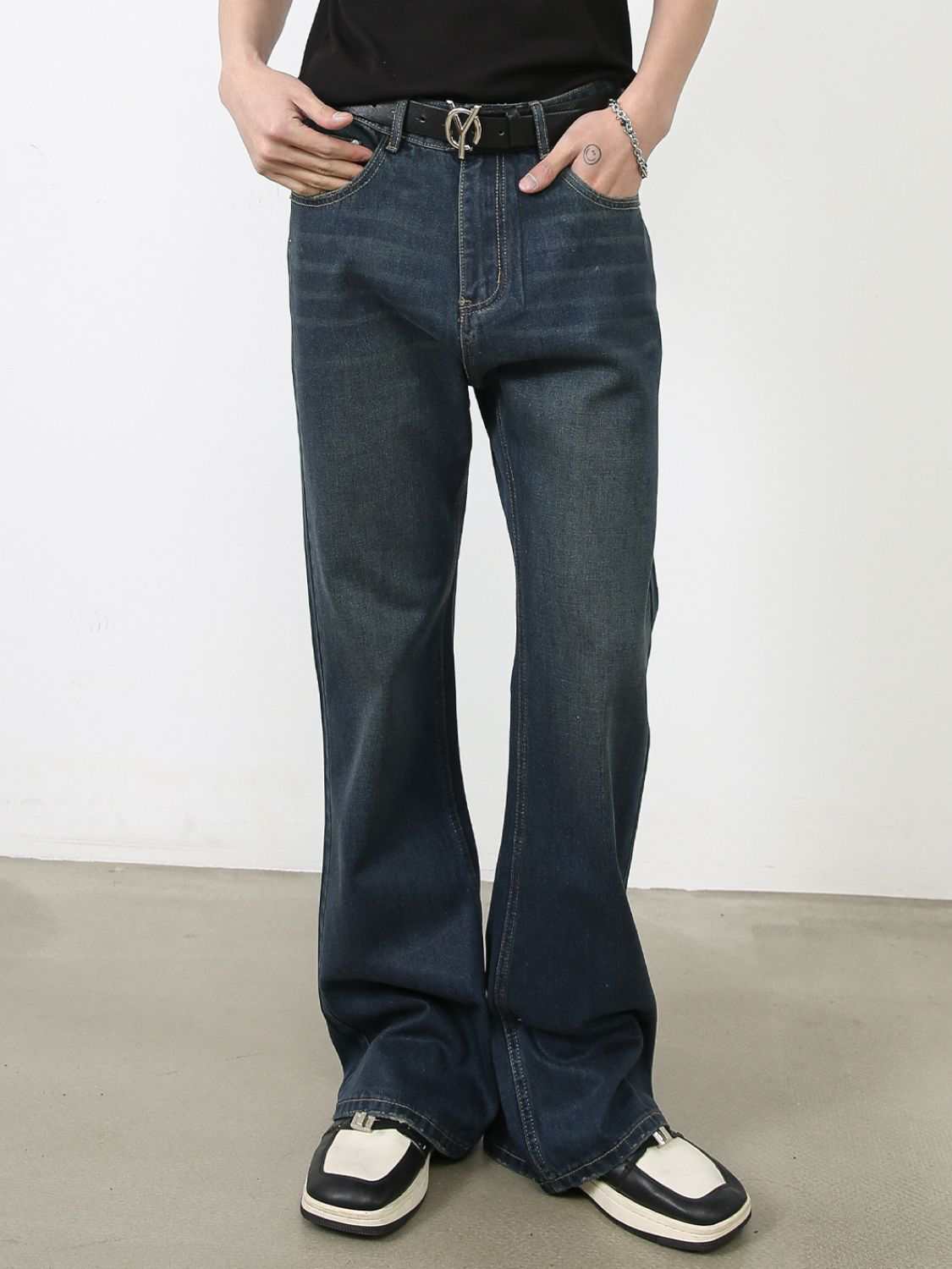 Men's bootcut jeans with pockets, basic style, non-stretch cotton blend.