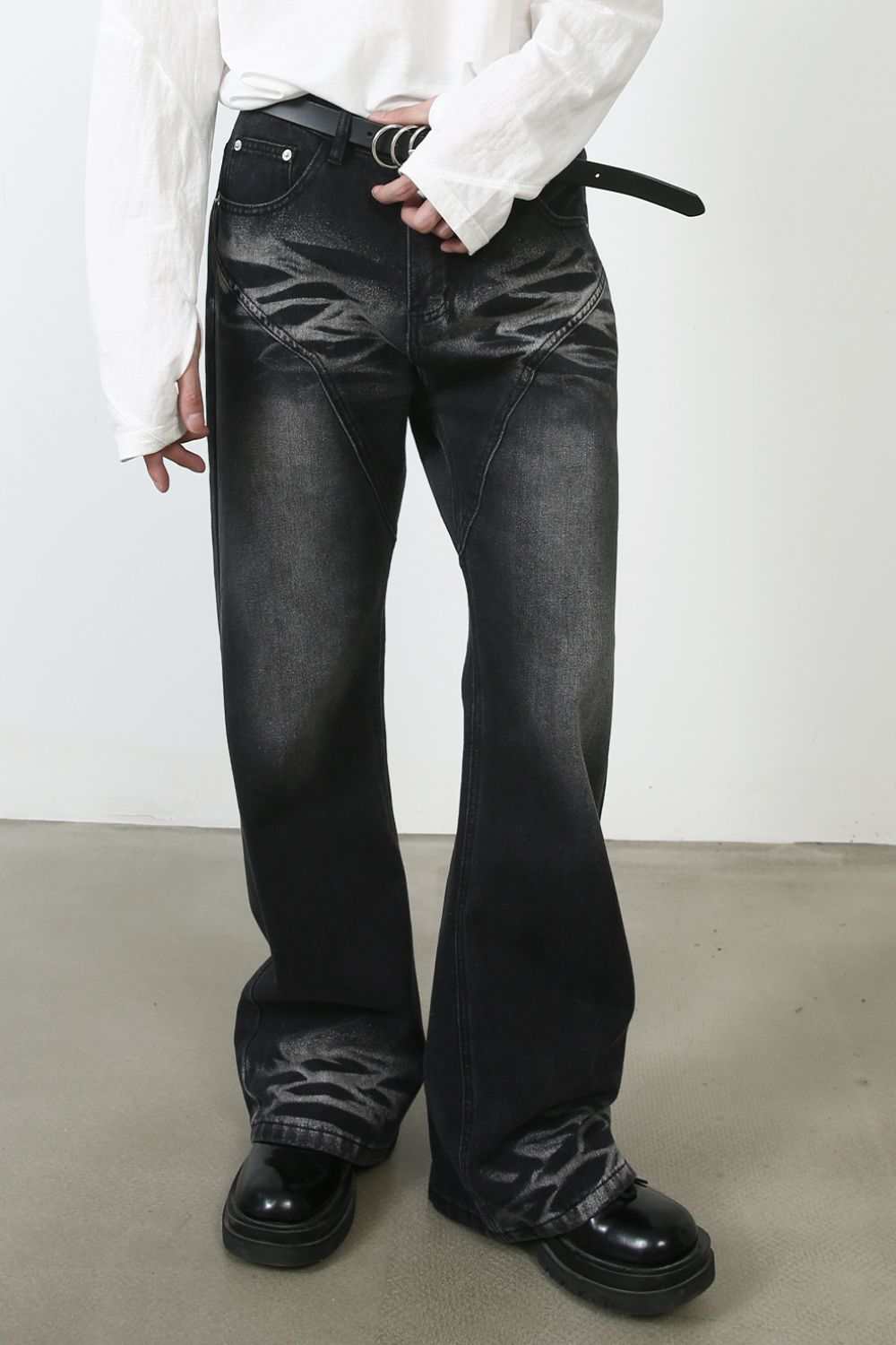 Men's mid rise jeans with pockets, non-stretch, black color, basic style.