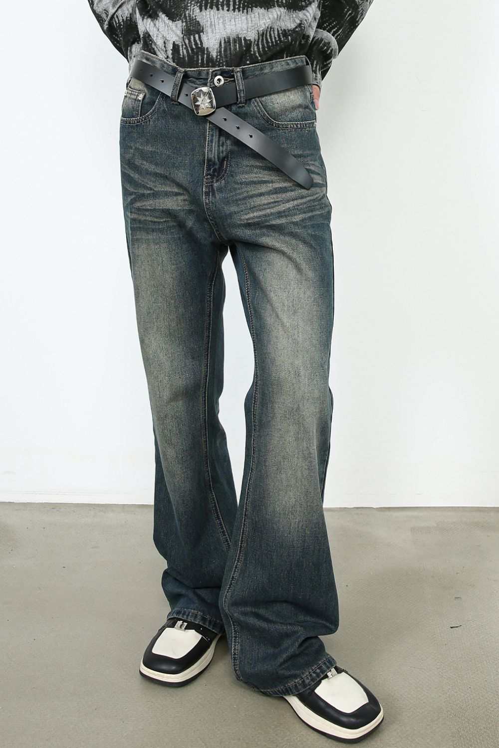 Men's pocketed bootcut jeans in washed denim, no stretch material.