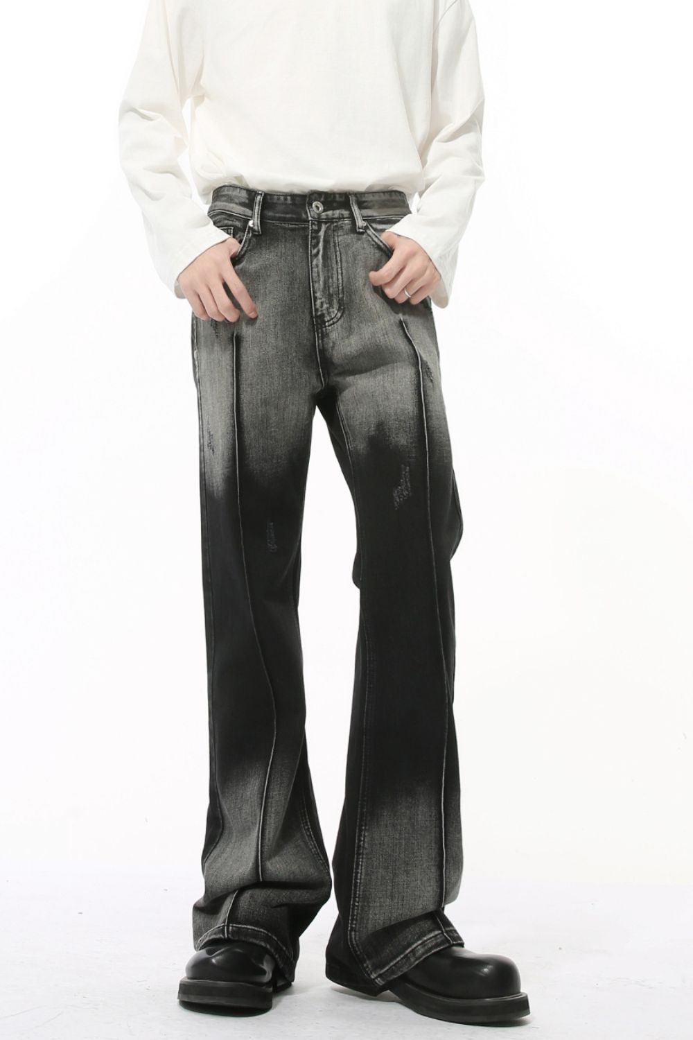 Pocketed high waist jeans in basic style, no stretch.