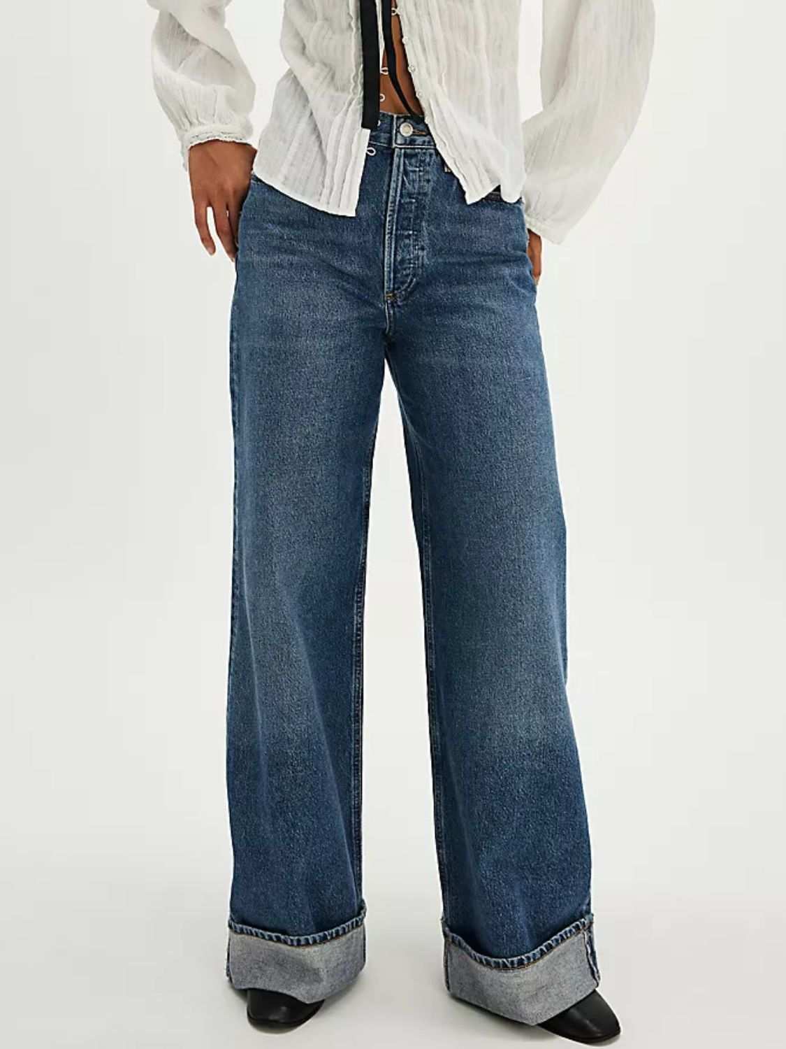 Cuffed jeans with pockets in blue denim, featuring a no-stretch basic style with a blend of cotton and polyester.