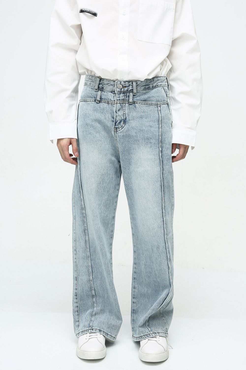 Decorative seam jeans with a basic style, no stretch, and composed of cotton, polyester, and viscose.