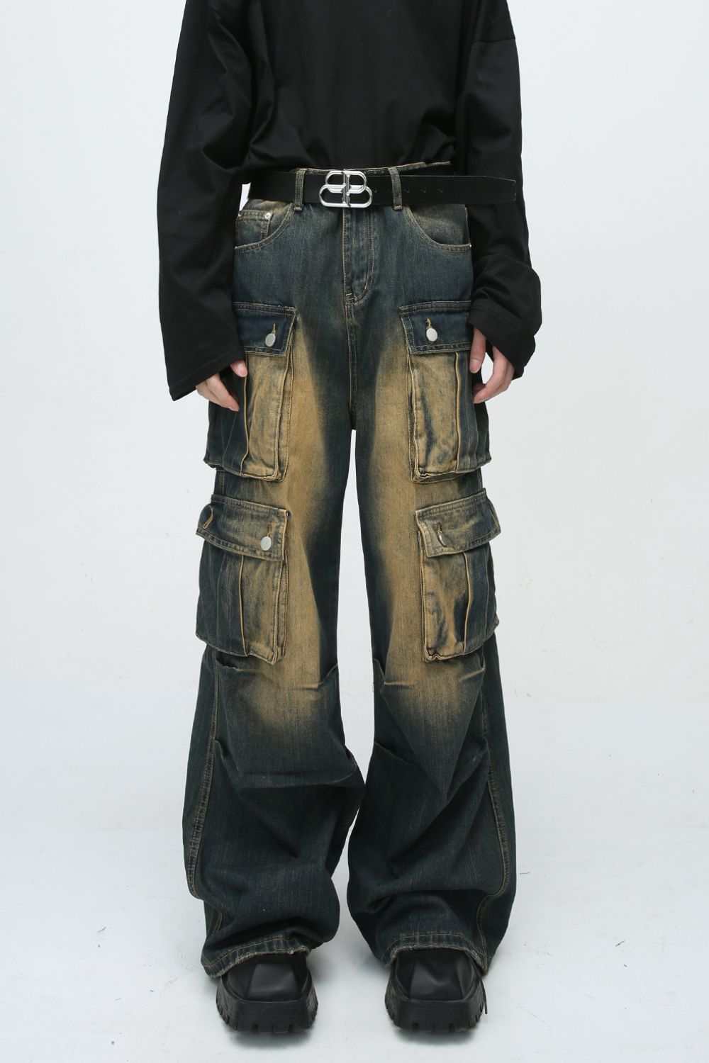High waist jeans with cargo pockets and no stretch, made of cotton blend.