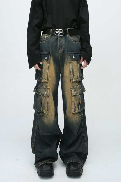High waist jeans with cargo pockets and no stretch, made of cotton blend.